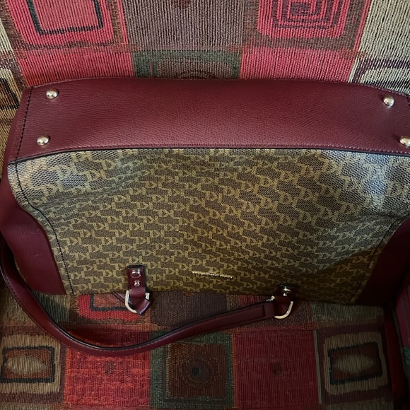 Women's purse with 2 handles and a zipper closure - Picture 3 of 5